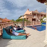 Duque Nest Hostel *