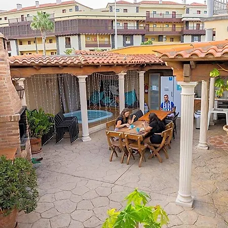 Duque Nest Hostel *