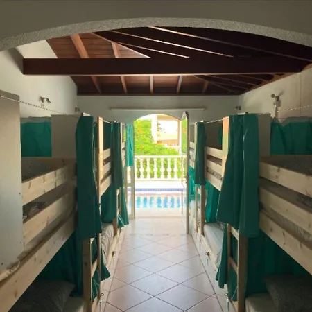 Duque Nest Hostel *